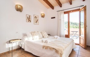 4 bedrooms, in-room safe, iron/ironing board, travel cot - Nice home in Cas Concos des Cavalle (Cas Concos des Cavalle)