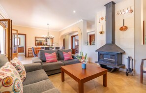 Smart TV, ping pong - Nice home in Ses Salines with private swimming pool, can be inside or outside (Ses Salines)