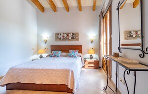 3 bedrooms, iron/ironing board, travel cot, free WiFi - Nice home in Ses Salines with private swimming pool, can be inside or outside (Ses Salines)