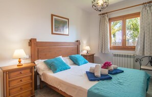 3 bedrooms, in-room safe, iron/ironing board, travel cot - Stunning home in Cala dOr with private swimming pool, can be inside or outside (Cala dOr)