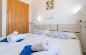 3 bedrooms, in-room safe, iron/ironing board, travel cot - Marina d'Or lV Casa 5 (Cala dOr)