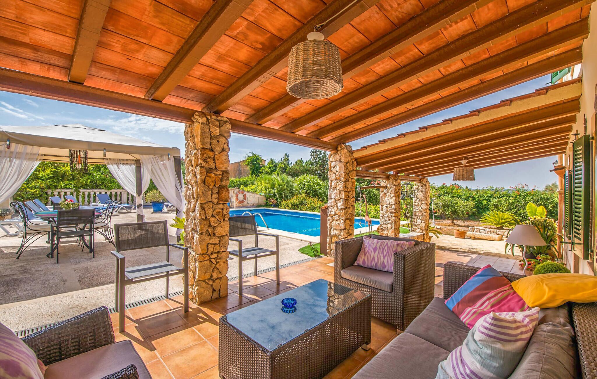 屋外ダイニングエリア