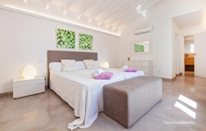 4 bedrooms, in-room safe, iron/ironing board, travel cot - Luxurious home in Cala Mendia (Cala Mendia)