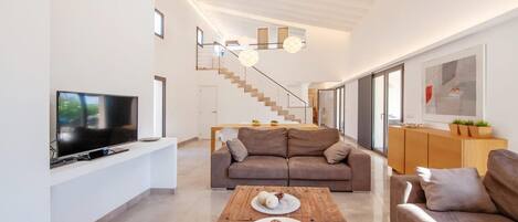 Smart TV, table tennis