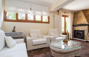 TV - Awesome home in Cala Ratjada (Cala Ratjada)