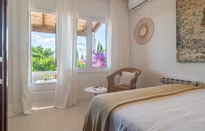 4 bedrooms, iron/ironing board, travel cot, free WiFi - Beautiful home in Cala Millor (Cala Millor)