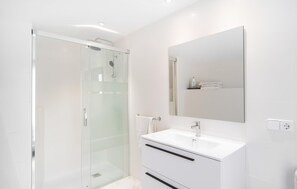 Shower, hair dryer - Nice home in Costitx with private swimming pool, can be inside or outside (Costitx)