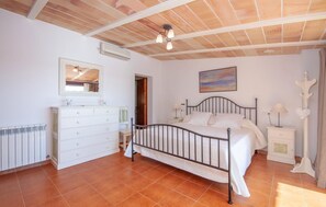 2 bedrooms, iron/ironing board, travel cot, free WiFi - Amazing home in Portocolom with private swimming pool, can be inside or outside (Portocolom)