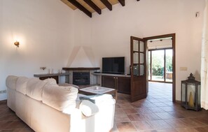 Smart TV - Cozy home in Capdepera with private swimming pool, can be inside or outside (Capdepera)