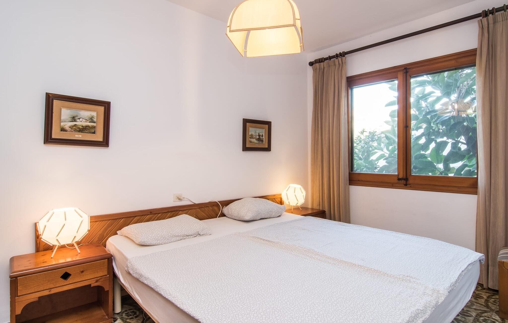 5 dormitorios, caja fuerte, tabla de planchar con plancha