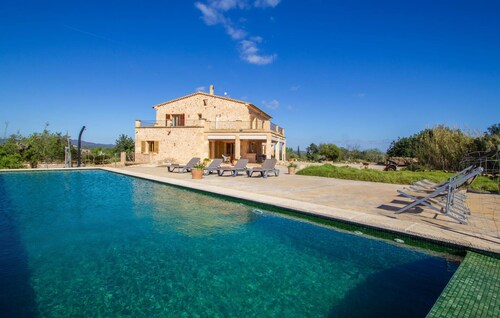 Awesome home in Campos with private swimming pool, can be inside or outside