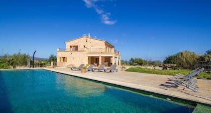 Awesome home in Campos with private swimming pool, can be inside or outside