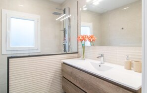 Shower, hair dryer - Awesome home in Cala Ratjada (Cala Ratjada)