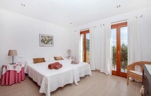 4 bedrooms, iron/ironing board, travel cot, free WiFi - Lovely home in Sa Pobla with private swimming pool, can be inside or outside (Sa Pobla)