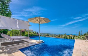 A heated pool - Stunning home in Galilea with private swimming pool, can be inside or outside (Galilea)