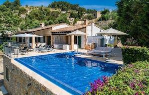 A heated pool - Stunning home in Galilea with private swimming pool, can be inside or outside (Galilea)