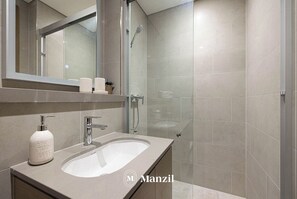 Luxury Apartment, Balcony, City View | Bathroom - Manzil - Luxury 1BR with Skyline Views (Dubai)
