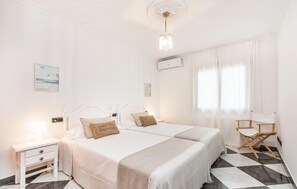 4 bedrooms, iron/ironing board, travel cot, free WiFi - Cozy home in Cala Ratjada with private swimming pool, can be inside or outside (Cala Ratjada)