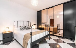 4 chambres, fer et planche à repasser, lit de bébé portatif