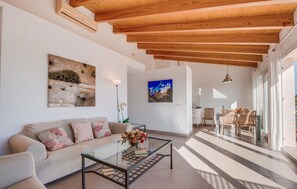 Smart TV - 2 bedroom beach front apartment in Portopetro (Portopetro)