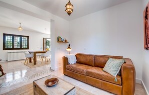 Smart TV - Beautiful home in Llubi with private swimming pool, can be inside or outside (Llubi)