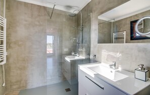 Shower, hair dryer - Beautiful home in Llubi with private swimming pool, can be inside or outside (Llubi)