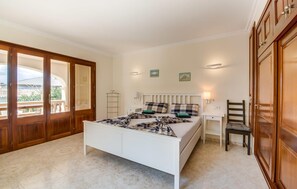 4 bedrooms, in-room safe, travel crib, WiFi (free) - Awesome home in Cala Ratjada (Cala Ratjada)