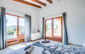 3 habitaciones, tabla de planchar con plancha y cuna de viaje 