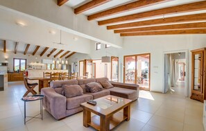 Televisión, chimenea, futbolito y tenis de mesa 