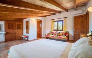 2 habitaciones, tabla de planchar con plancha y cuna de viaje 