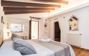 4 bedrooms, in-room safe, iron/ironing board, travel cot - Beautiful home in Pollenca with private swimming pool, can be inside or outside (Pollenca)