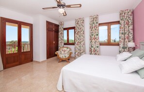 3 habitaciones, tabla de planchar con plancha y cuna de viaje 