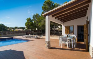 Outdoor dining - Beautiful home in Can Picafort (Can Picafort)