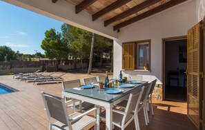 Outdoor dining - Beautiful home in Can Picafort (Can Picafort)