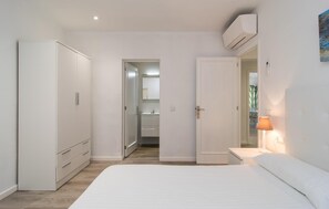 4 bedrooms, iron/ironing board, travel cot, free WiFi - Beautiful home in Can Picafort (Can Picafort)