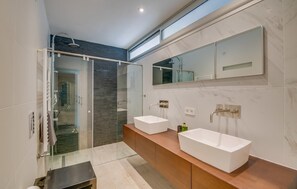 Shower, hair dryer - Awesome home in Bunyola with private swimming pool, can be inside or outside (Bunyola)