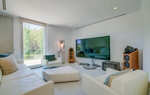Smart-tv och ett bordtennisbord