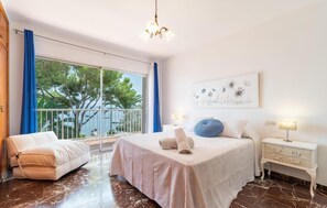 4 bedrooms, iron/ironing board, travel cot, free WiFi - Awesome home in Alcudia with WiFi (Alcudia)