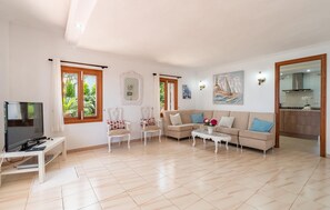 TV - Awesome home in Alcudia with WiFi (Alcudia)