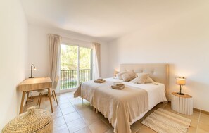 3 slaapkamers, een strijkplank/strijkijzer, reisbedje, gratis wifi