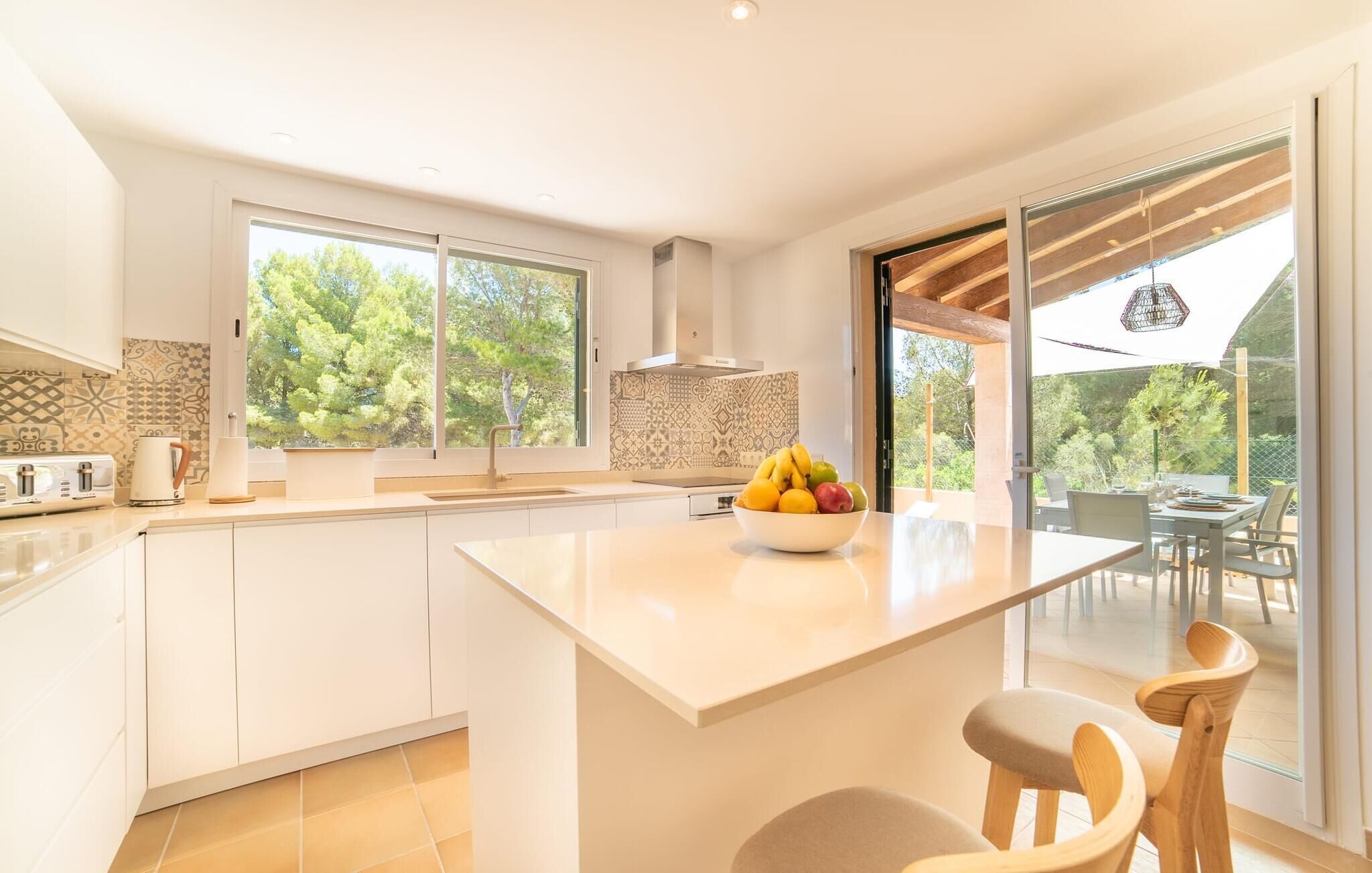 Jääkaappi, uuni, liesi, astianpesukone