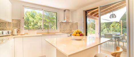 Jääkaappi, uuni, liesi, astianpesukone