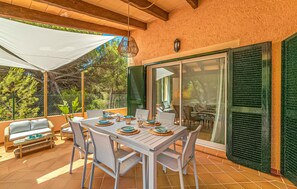 Outdoor dining - Lovely home in Cala Mesquida (Cala Mesquida)