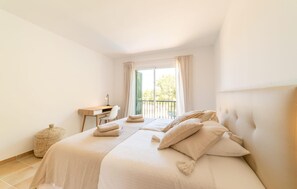 3 bedrooms, iron/ironing board, travel cot, free WiFi - Lovely home in Cala Mesquida (Cala Mesquida)