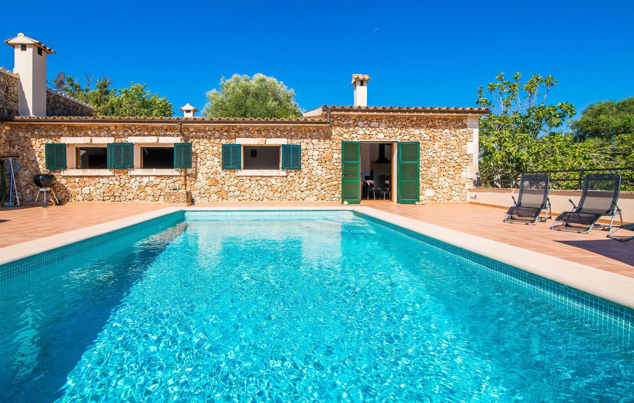 Een verwarmd zwembad