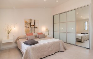 5 bedrooms, iron/ironing board, travel cot, free WiFi - Amazing home in Costitx with private swimming pool, can be inside or outside (Costitx)