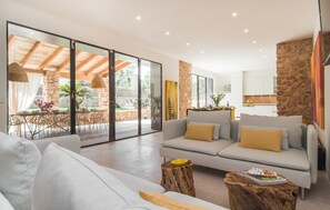 Smart TV - Amazing home in Costitx with private swimming pool, can be inside or outside (Costitx)