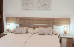5 bedrooms, in-room safe, iron/ironing board, travel cot - Nice home in Cala dOr with private swimming pool, can be inside or outside (Cala dOr)