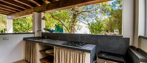 ثلاجة، فرن، موقد طهي مسطح، غسالة أطباق