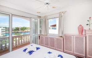 4 bedrooms, in-room safe, iron/ironing board, travel cot - Awesome home in Portocolom with private swimming pool, can be inside or outside (Portocolom)